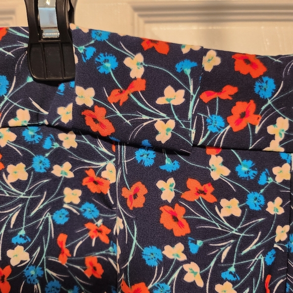 ATTENTION FLORAL CAPRI PANTS WITH POCKETS AND HAVE TO PUT A BELT TOO. - Picture 11 of 17